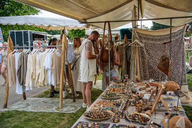 In beeld: Zomerse Ibiza-markt in Park de Wezenlanden