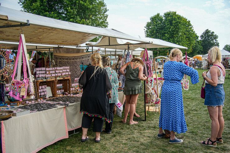 In beeld: Zomerse Ibiza-markt in Park de Wezenlanden