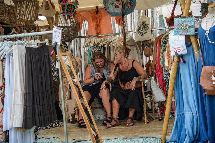 In beeld: Zomerse Ibiza-markt in Park de Wezenlanden