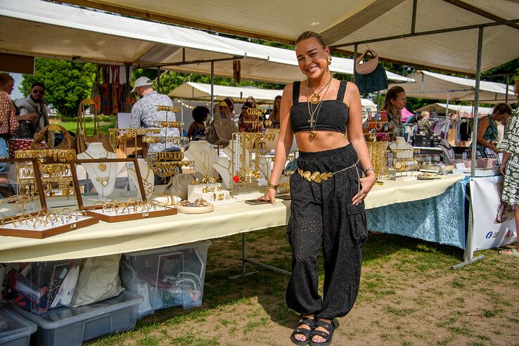 In beeld: Zomerse Ibiza-markt in Park de Wezenlanden
