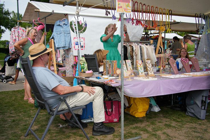 In beeld: Zomerse Ibiza-markt in Park de Wezenlanden