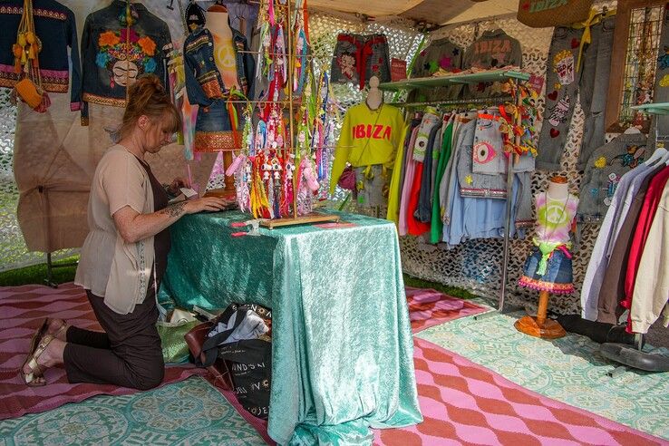 In beeld: Zomerse Ibiza-markt in Park de Wezenlanden