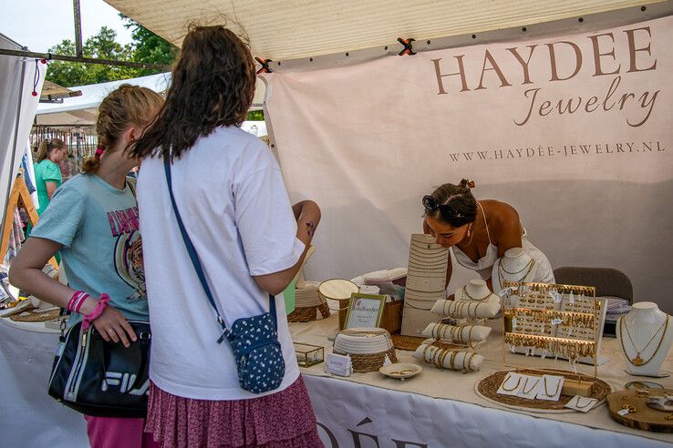 In beeld: Zomerse Ibiza-markt in Park de Wezenlanden