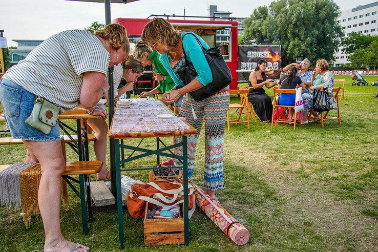 In beeld: Zomerse Ibiza-markt in Park de Wezenlanden