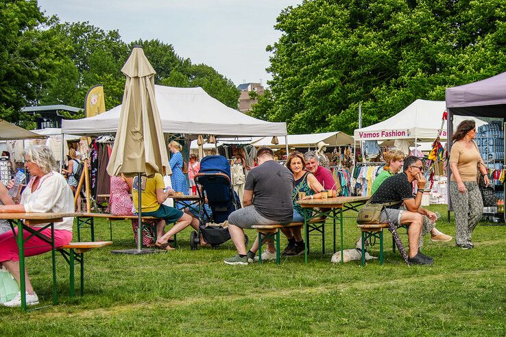 In beeld: Zomerse Ibiza-markt in Park de Wezenlanden