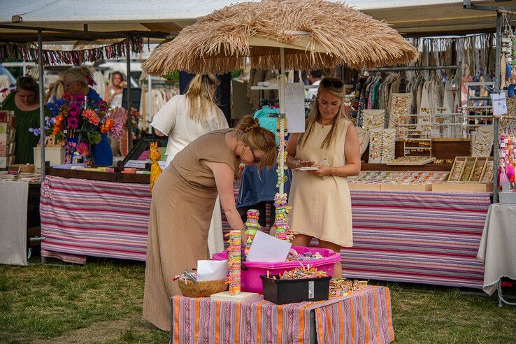 In beeld: Zomerse Ibiza-markt in Park de Wezenlanden