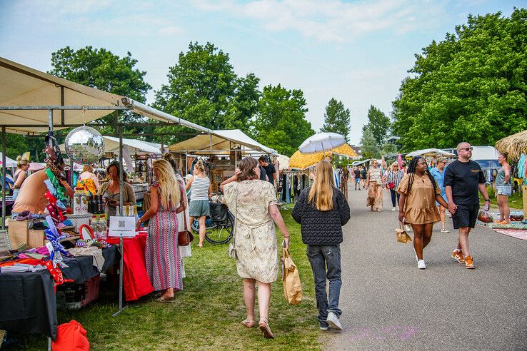 In beeld: Zomerse Ibiza-markt in Park de Wezenlanden