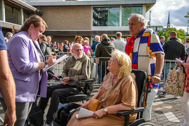 In beeld: Rumoerig debat over azc in Zwolle, besluit volgt volgende maand