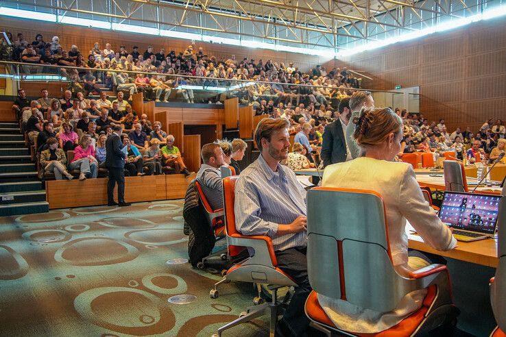 In beeld: Rumoerig debat over azc in Zwolle, besluit volgt volgende maand