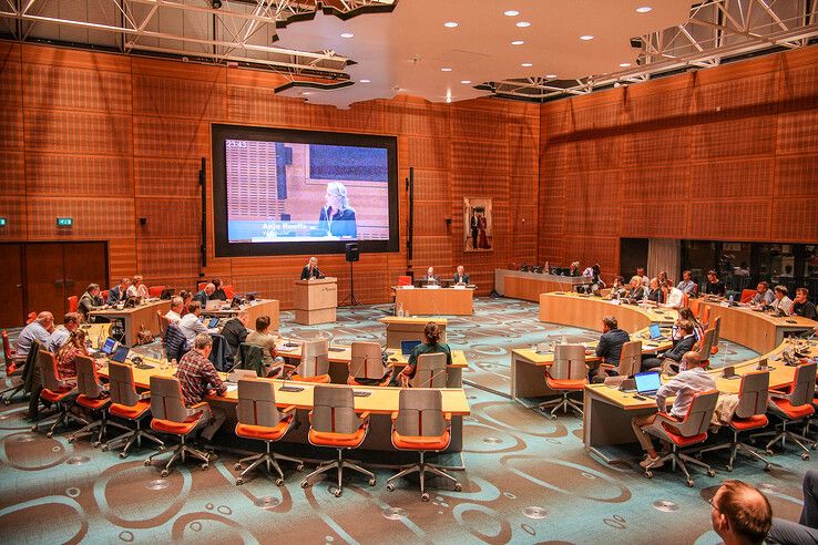 In beeld: Rumoerig debat over azc in Zwolle, besluit volgt volgende maand