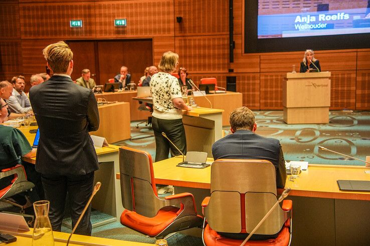 In beeld: Rumoerig debat over azc in Zwolle, besluit volgt volgende maand
