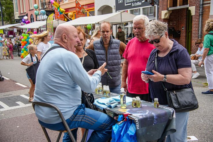 In beeld: Drukte en gezelligheid op braderie in Zwolse Assendorperstraat