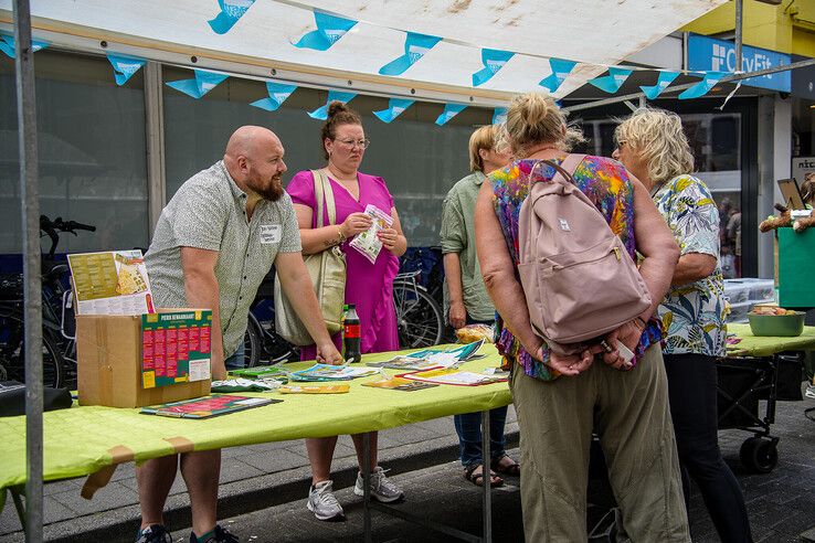 In beeld: Drukte en gezelligheid op braderie in Zwolse Assendorperstraat