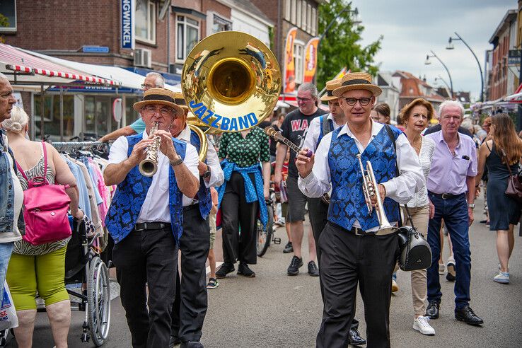 In beeld: Drukte en gezelligheid op braderie in Zwolse Assendorperstraat