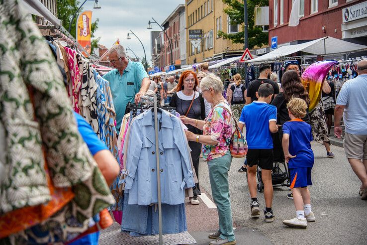 In beeld: Drukte en gezelligheid op braderie in Zwolse Assendorperstraat