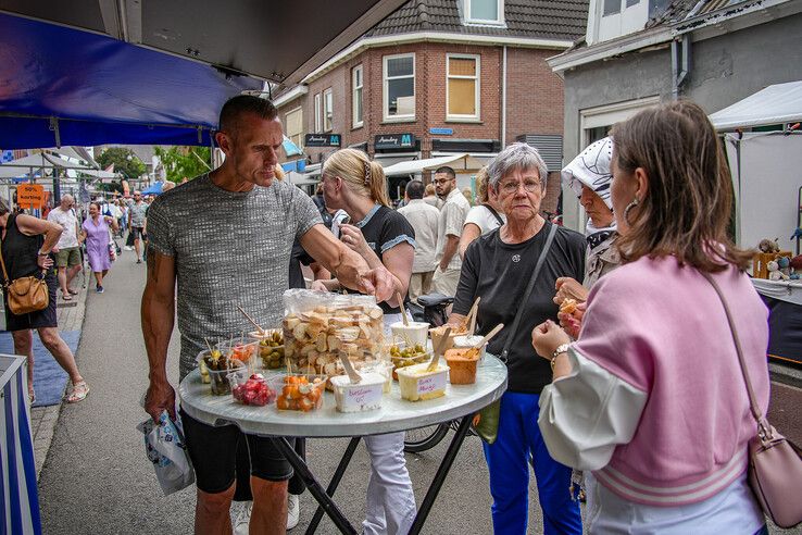 In beeld: Drukte en gezelligheid op braderie in Zwolse Assendorperstraat