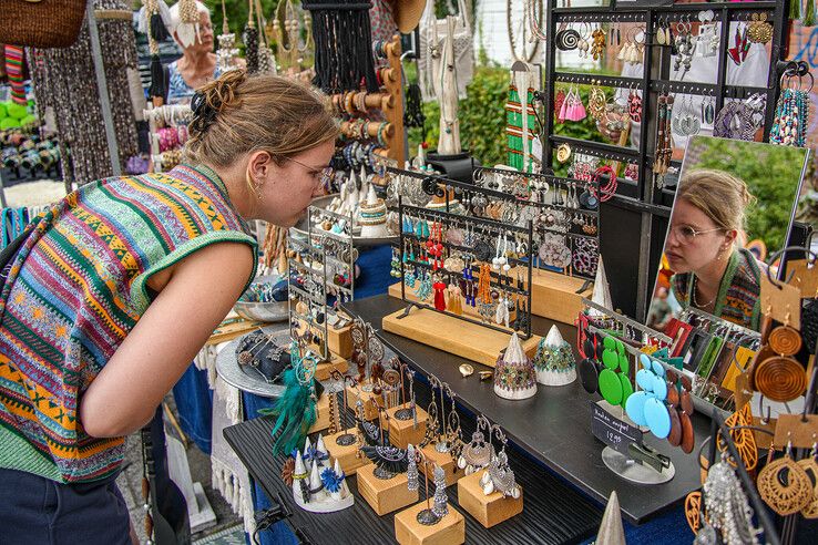 In beeld: Drukte en gezelligheid op braderie in Zwolse Assendorperstraat