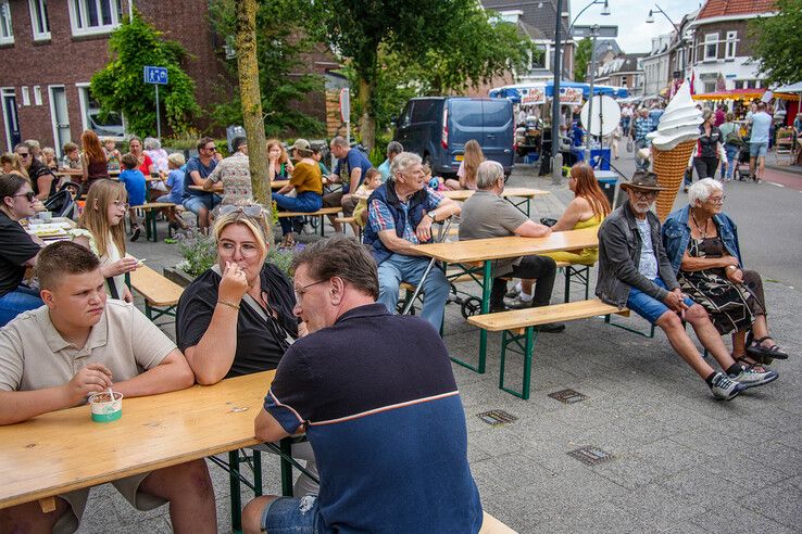 In beeld: Drukte en gezelligheid op braderie in Zwolse Assendorperstraat