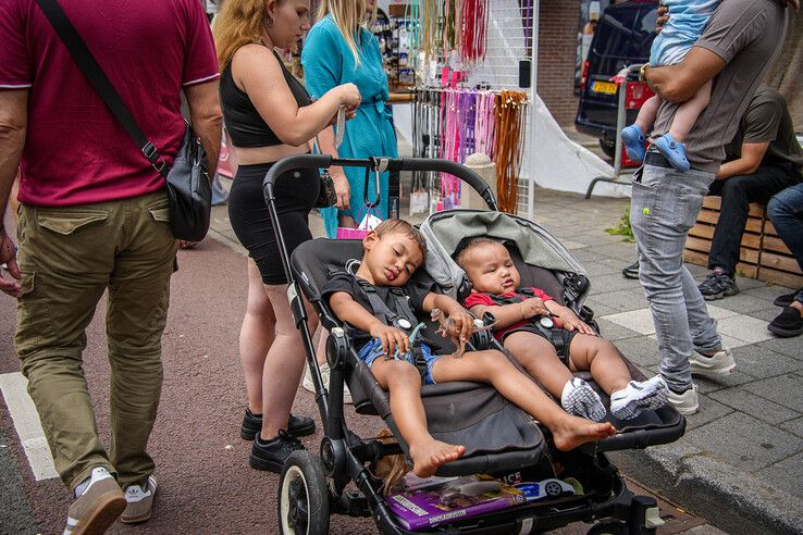 In beeld: Drukte en gezelligheid op braderie in Zwolse Assendorperstraat
