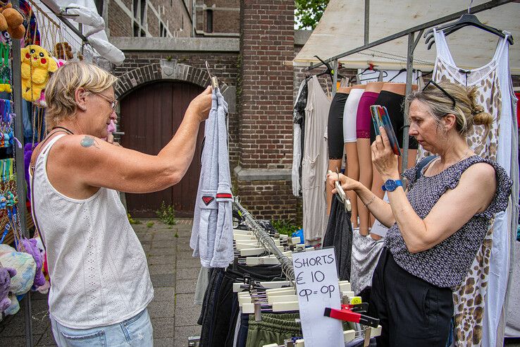 In beeld: Drukte en gezelligheid op braderie in Zwolse Assendorperstraat