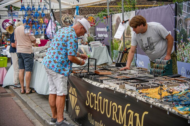 In beeld: Drukte en gezelligheid op braderie in Zwolse Assendorperstraat
