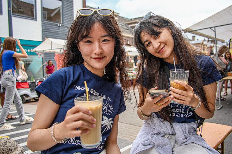 In beeld: Drukte en gezelligheid op braderie in Zwolse Assendorperstraat