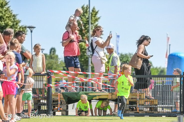 In beeld: OOrun in Zwolle deels afgelast door hitte, gisteren nog 1250 jonge deelnemers op de been