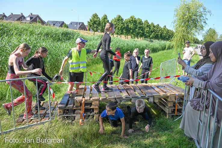 In beeld: OOrun in Zwolle deels afgelast door hitte, gisteren nog 1250 jonge deelnemers op de been