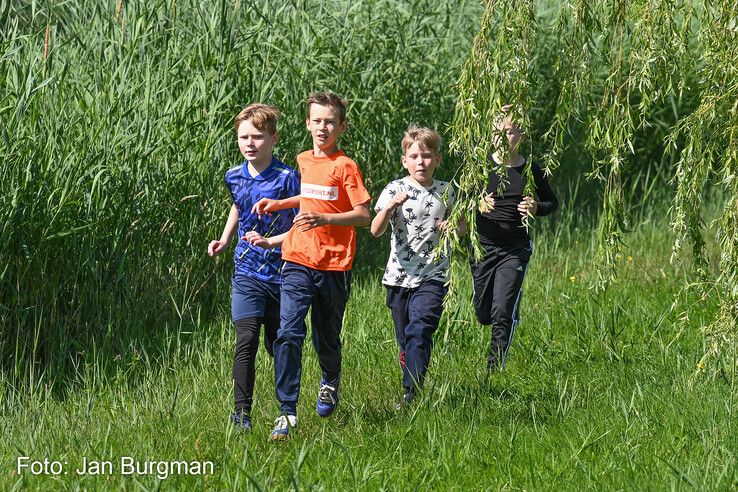 In beeld: OOrun in Zwolle deels afgelast door hitte, gisteren nog 1250 jonge deelnemers op de been
