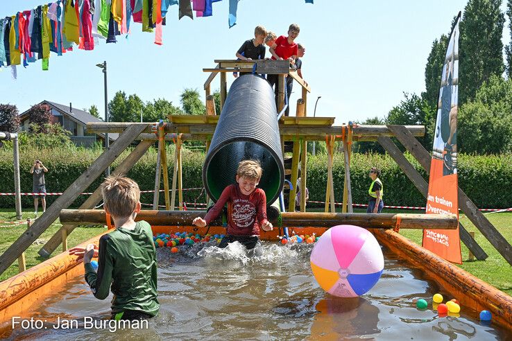 In beeld: OOrun in Zwolle deels afgelast door hitte, gisteren nog 1250 jonge deelnemers op de been