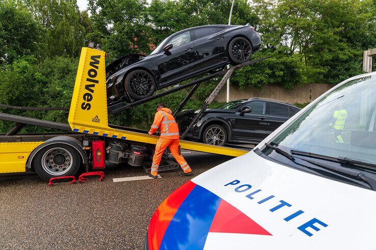 De beschadigde auto's worden afgesleept na botsing op de IJsselallee in Zwolle.