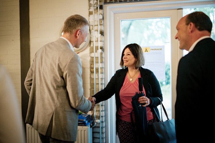 Wethouder (links) en burgemeester verwelkomen staatssecretaris in Zwolle.