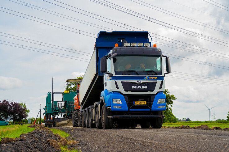 De aanleg van het duurzame beton op de Wittensteinse Allee in Kamperveen.