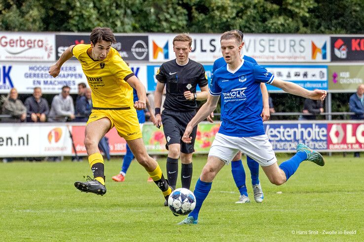WVF en Alcides in actie tijdens nacompetitieduel.