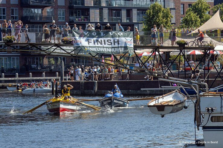 In beeld: Stad Kampen pakt brons bij Zwolse Grachtenrace, roeiers uit Zwolle en Hattem grijpen mis