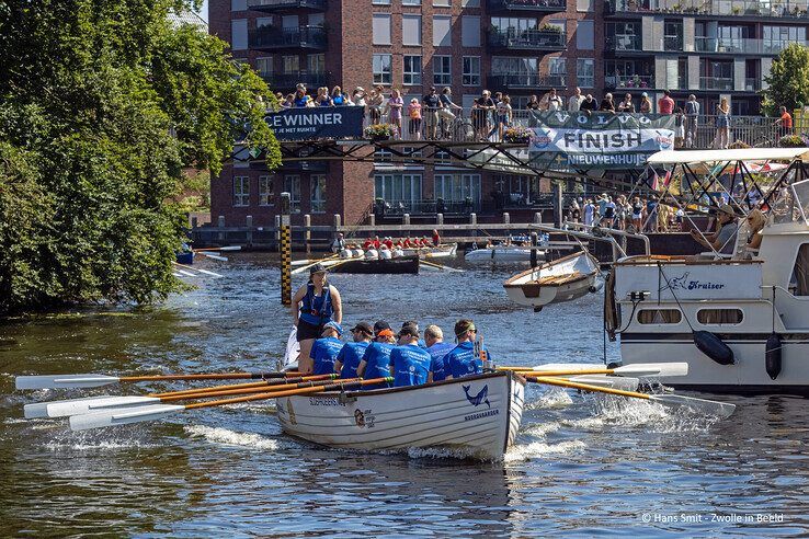 In beeld: Stad Kampen pakt brons bij Zwolse Grachtenrace, roeiers uit Zwolle en Hattem grijpen mis
