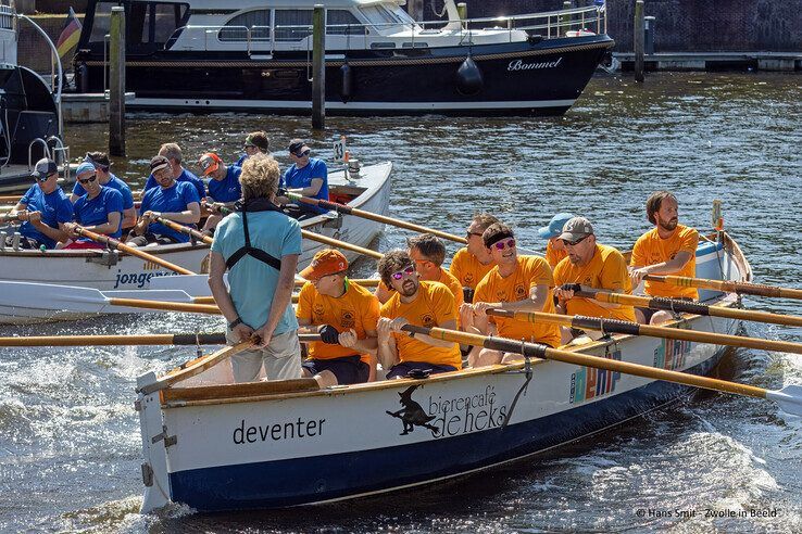 In beeld: Stad Kampen pakt brons bij Zwolse Grachtenrace, roeiers uit Zwolle en Hattem grijpen mis