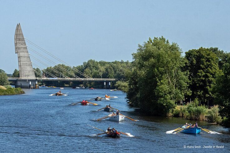 In beeld: Stad Kampen pakt brons bij Zwolse Grachtenrace, roeiers uit Zwolle en Hattem grijpen mis