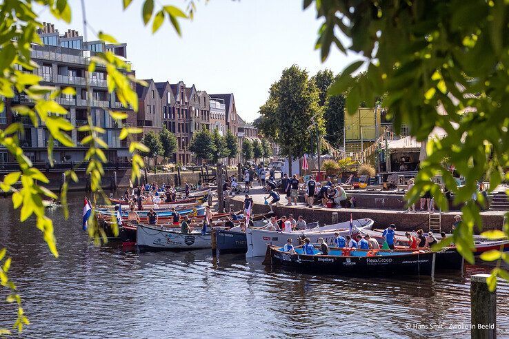 In beeld: Stad Kampen pakt brons bij Zwolse Grachtenrace, roeiers uit Zwolle en Hattem grijpen mis