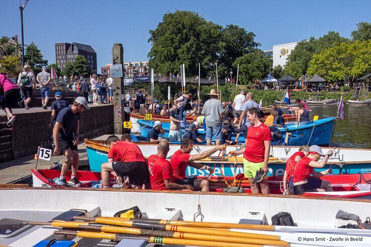In beeld: Stad Kampen pakt brons bij Zwolse Grachtenrace, roeiers uit Zwolle en Hattem grijpen mis