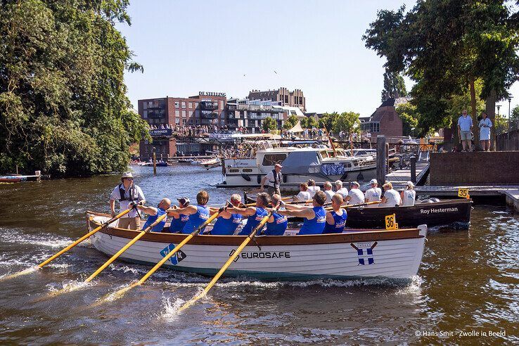 In beeld: Stad Kampen pakt brons bij Zwolse Grachtenrace, roeiers uit Zwolle en Hattem grijpen mis