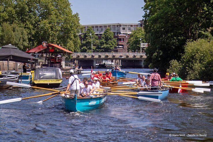 In beeld: Stad Kampen pakt brons bij Zwolse Grachtenrace, roeiers uit Zwolle en Hattem grijpen mis