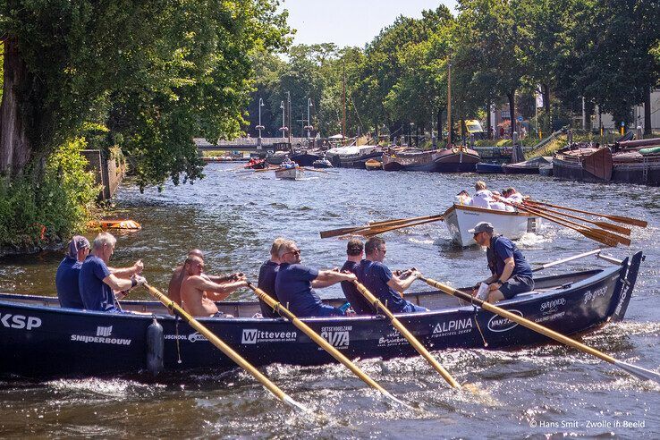 In beeld: Stad Kampen pakt brons bij Zwolse Grachtenrace, roeiers uit Zwolle en Hattem grijpen mis