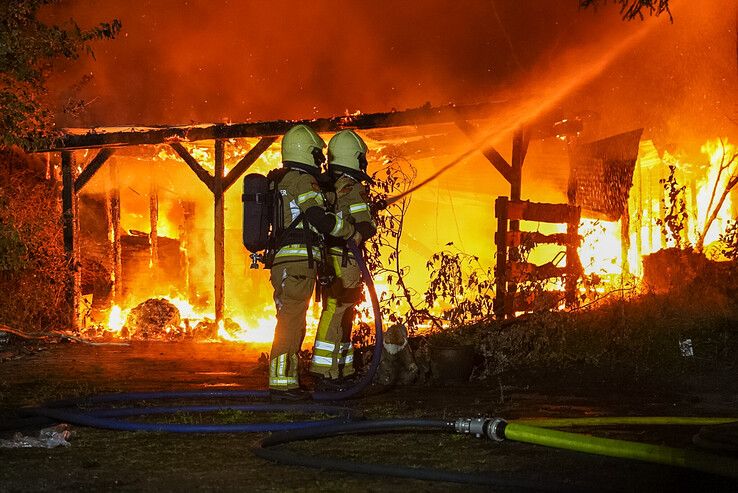 In beeld: Woning onbewoonbaar na vlammenzee in Dalfsen, carports en auto’s verwoest