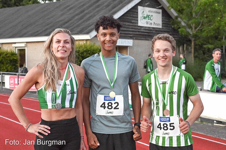 De snelste wedstrijdlopers Nikki van Schaik, Jacqvin Bart en Lorens Reumer.