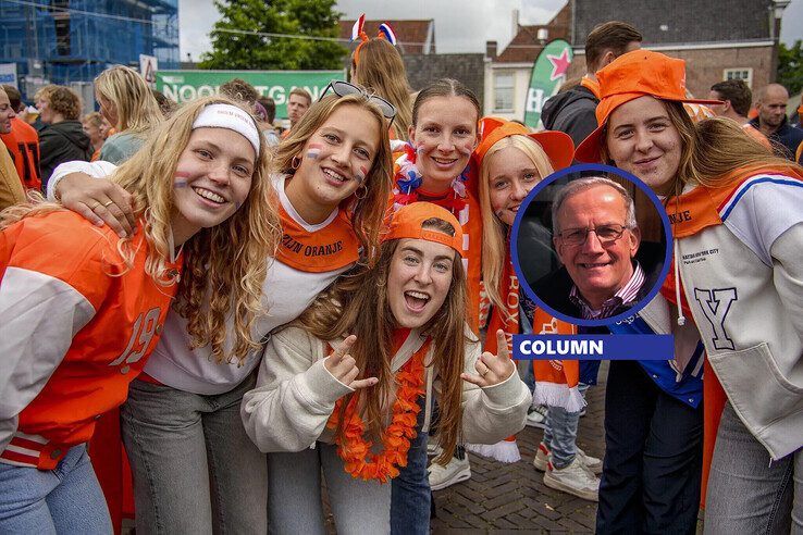 Tegelijkertijd lees ik dat er in Nederland van 'oranjekoorts', laat staan verhoging, in het geheel geen sprake is. 