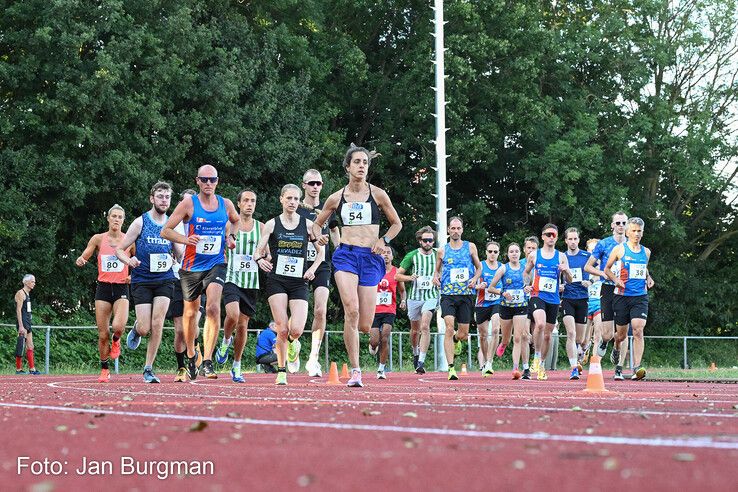 In beeld: Groningse Van de Belt en Rezene uit Hardenberg winnen Baan Classic in Zwolle