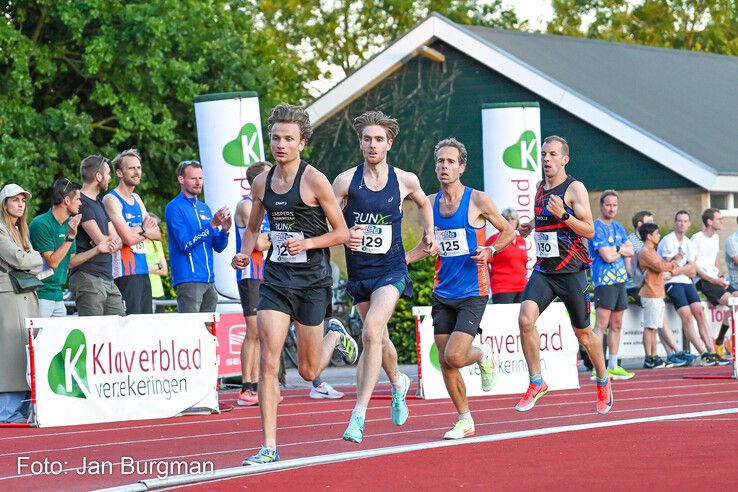 In beeld: Groningse Van de Belt en Rezene uit Hardenberg winnen Baan Classic in Zwolle