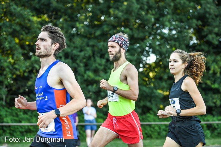 In beeld: Groningse Van de Belt en Rezene uit Hardenberg winnen Baan Classic in Zwolle