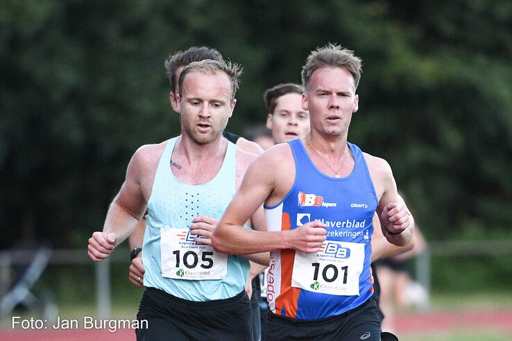 In beeld: Groningse Van de Belt en Rezene uit Hardenberg winnen Baan Classic in Zwolle
